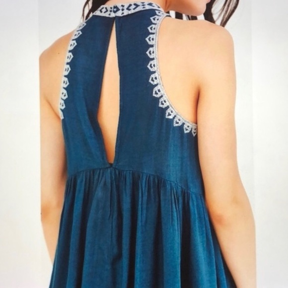 UO: Embroidered high neck Top - Picture 6 of 8